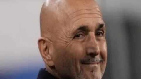 “申花客场0-1惜败横滨，路易斯错失进球良机”